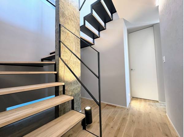 デザイン性ある鉄骨階段