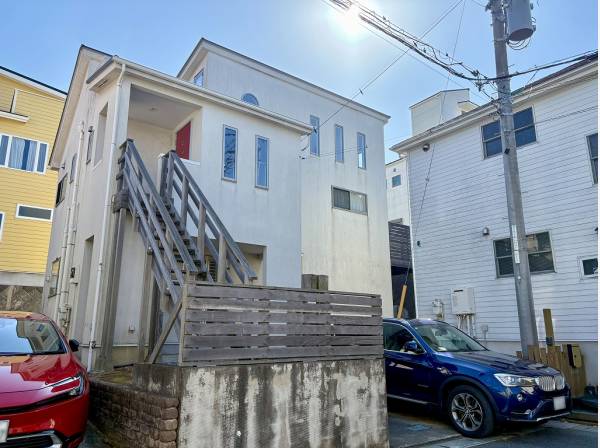 2階エントランスへとアプローチも木の風合いが心地よい