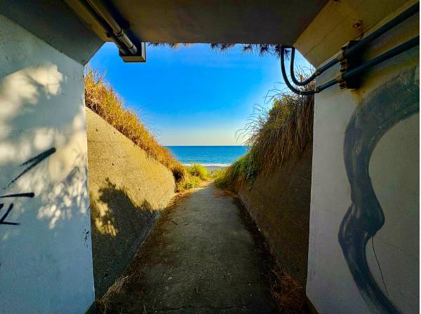 歩いて３分程の階段を降りていくと...(約240m）