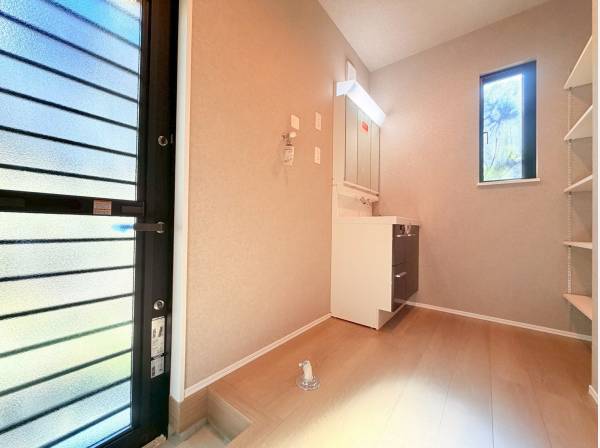 パウダールームにはすぐにバスルームへ行ける勝手口が！