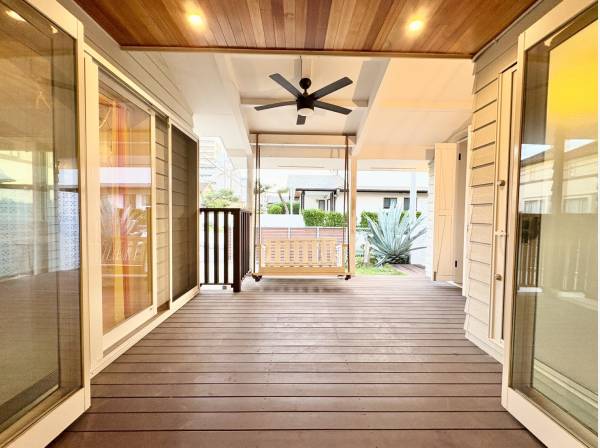 LDKとシームレスに繋がるカバードポーチでアウトドアリビングも楽しそう