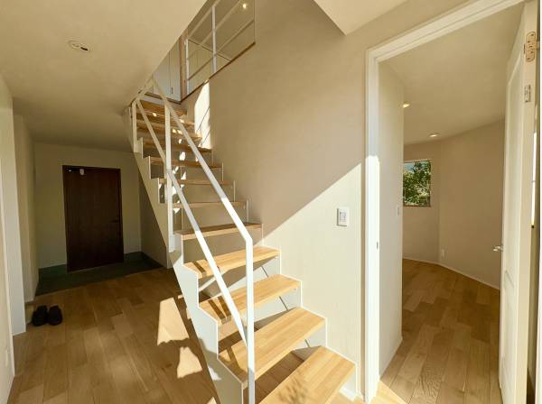 ストリップ階段が目をひく1階ホール