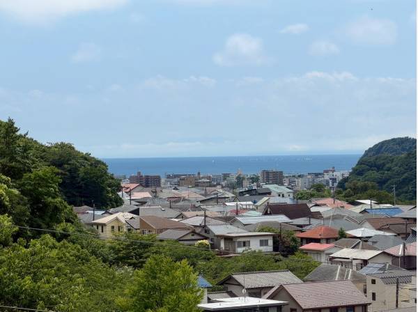 こちらは現地からの眺望、四季折々に移ろう自然の先に輝く相模湾