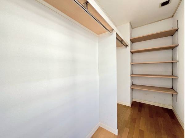 お洋服からバッグまで幅広く収納できる大容量WIC
