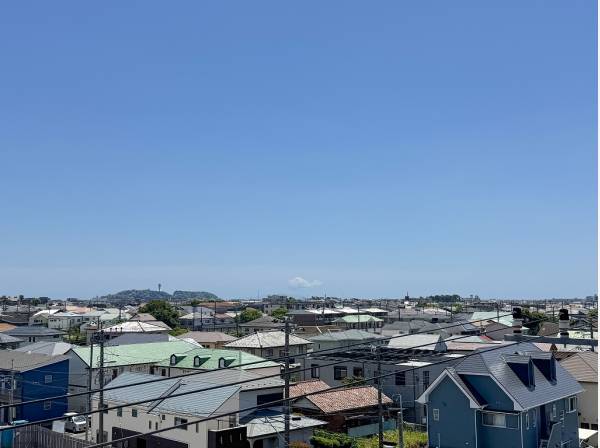 バルコニーからの眺望！江の島も望めます