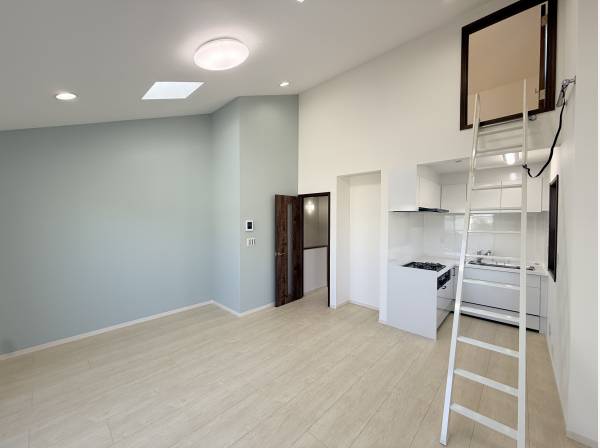 勾配天井で開放的なリビングルーム