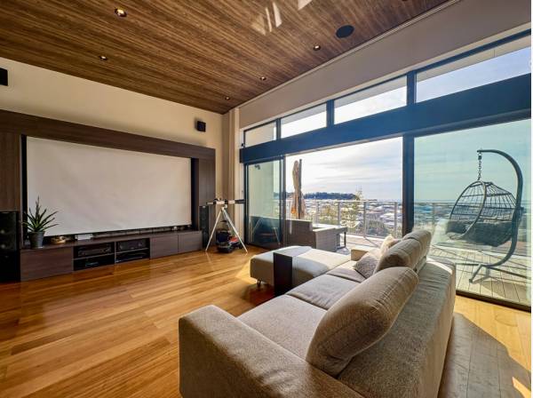 LDKからは水平線を望みます。120インチの大画面で臨場感満載！