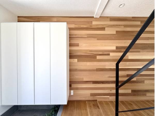 玄関ホールも木張りで質感の良さをプラス