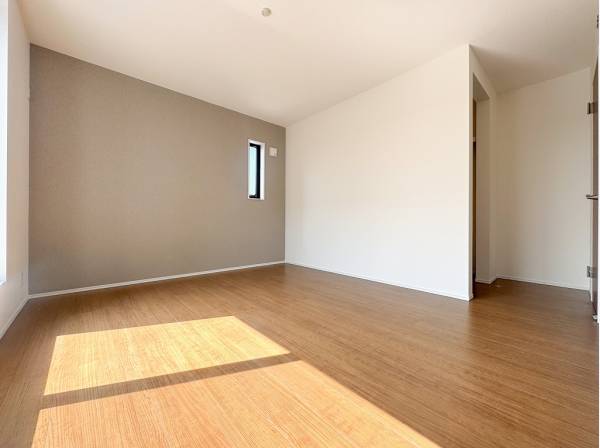 オープンタイプのウォークインクローゼットを備えた洋室