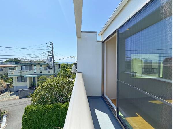 2階にもバルコニーがあります。ちなみにこの高さでも海が見えてます。
