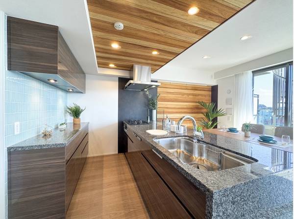 タイルや木調を散りばめた洗練感溢れるオープンキッチン