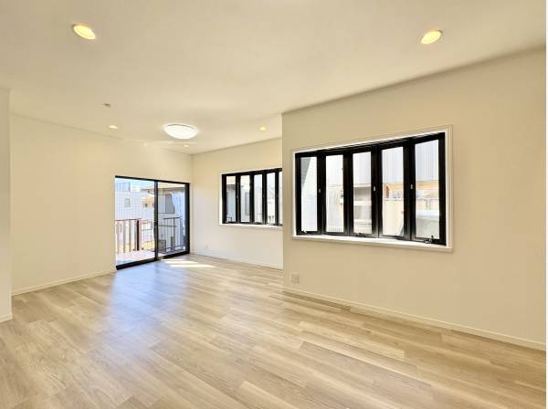 LDKの窓からは南からの陽光が差しこみます。