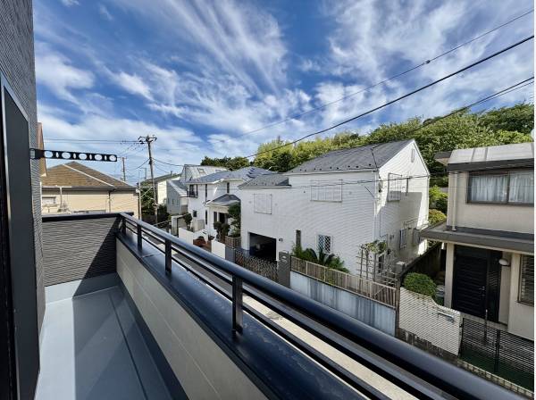 陽当たりが良いバルコニーで洗濯物干しも重宝します