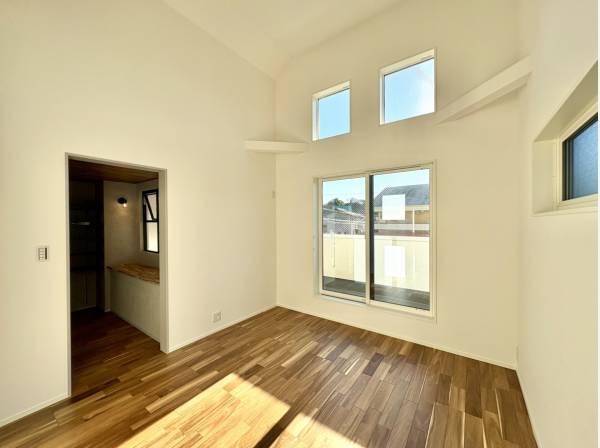 天井が高く開放的。明るい採光の居室。