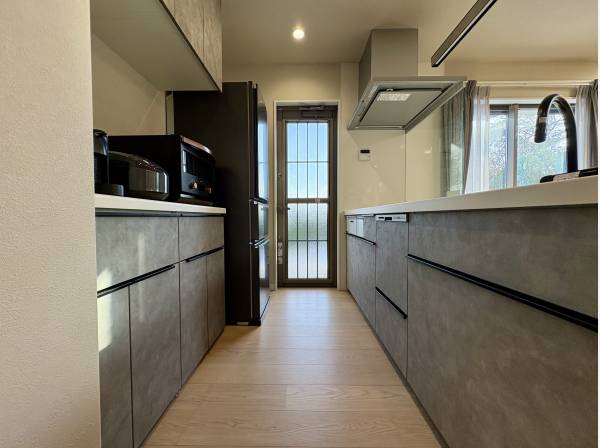 カップボードや吊戸棚が完備されたペニンシュラ型キッチン