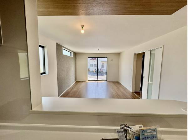 キッチンから駐車場も見えますよ！