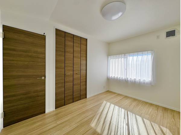 各居室には収納力のあるクローゼットを完備しております。