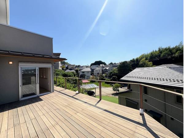 日当たりの良いウッドデッキ、休日はここでくつろぎたいですね