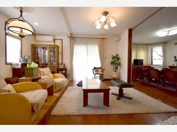 造作の窓を各面に配置し自然光を室内に採りいれ暖かな印象