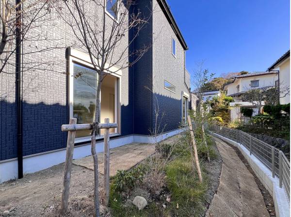 小川のせせらぎが寄り添うお庭にはデッキスペースを設けるのもおすすめ♪