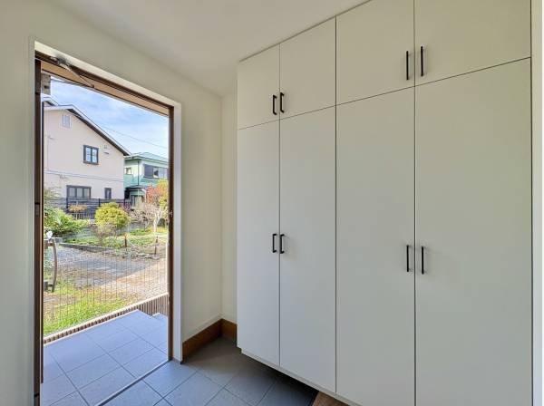 玄関の壁一面にシューズクロークがございます