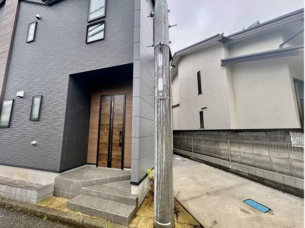 玄関の横にも駐車場が有ります！