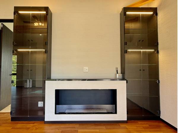 揺らめく炎が美しいバイオエタノール暖炉を設置。