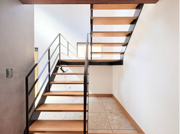 スケルトン階段で解放感がございます。