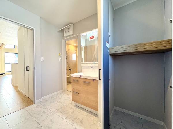 パウダールームは収納もたっぷりでゆとりの空間