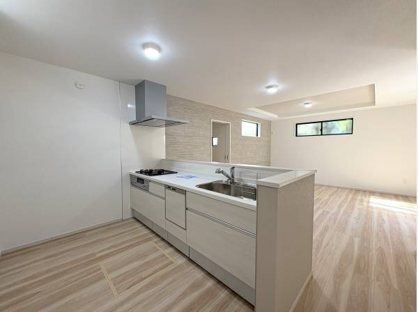 リビングを見渡すオープンキッチン