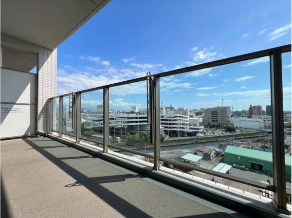 青空と街並みを見渡す気持ちのよい眺望