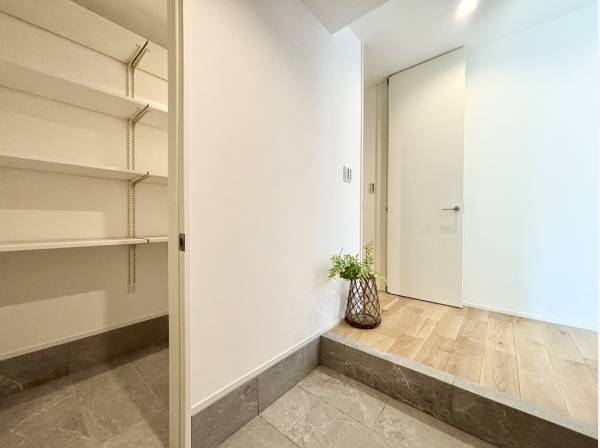 広々とした玄関スペース