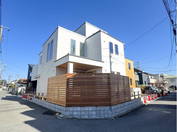 開放的な南東角地に佇む光あふれるお住まい