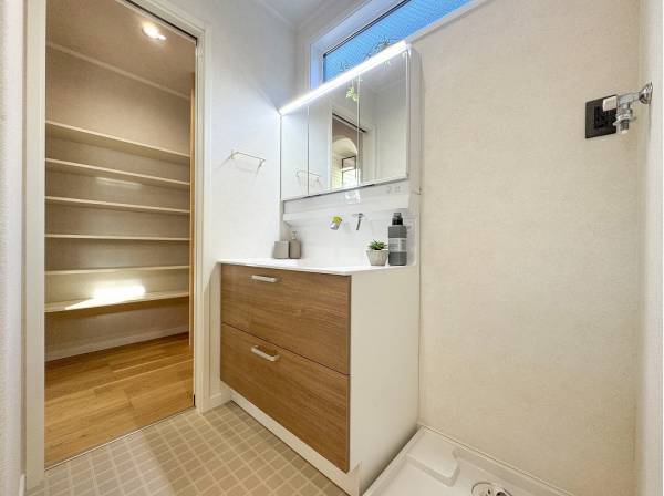 パントリーを介して繋がる水周り動線が家事をスムーズに
