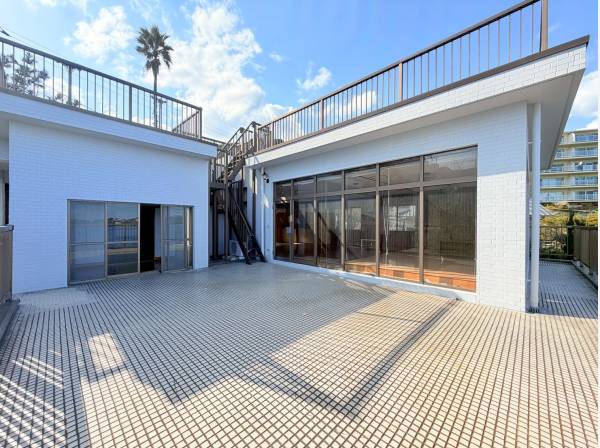 2階テラスからは屋上へと上がる階段