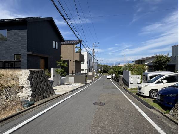 前面道路約６ｍと広い道路、整然とした街並みも魅力！