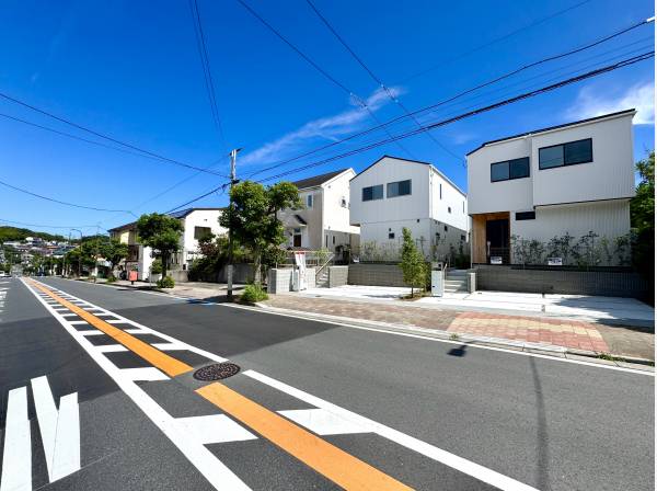 メイン通り沿いのため開放的なロケーション