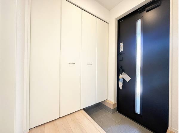 開放的なエントランスには収納も充実