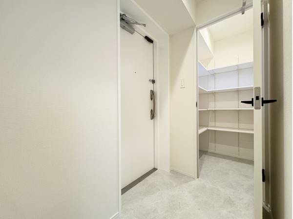 玄関スペース　シューズインクローゼットもございます♪