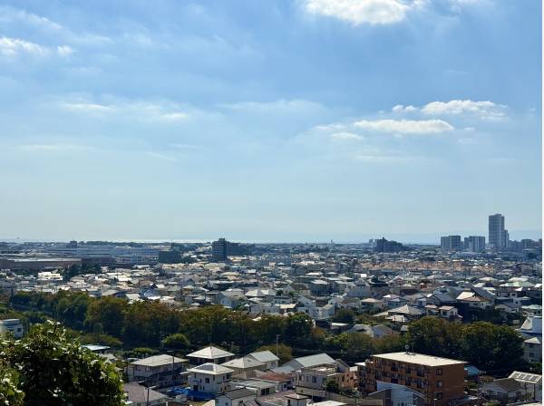 遠くに海を望む開放的な眺望 心地よい風を感じる住環境です