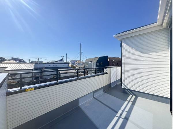 2つの洋室に跨った奥行きのあるワイドバルコニー