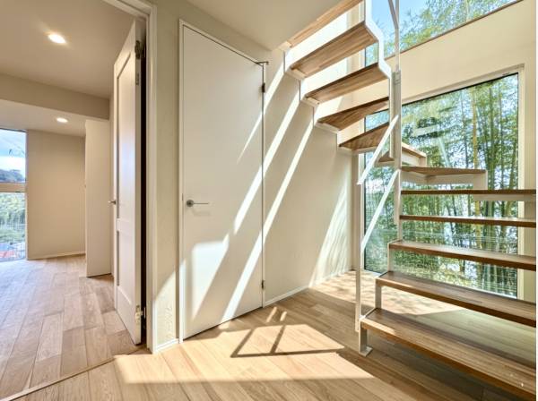 竹林を眺めるようにデザインされた階段ホール