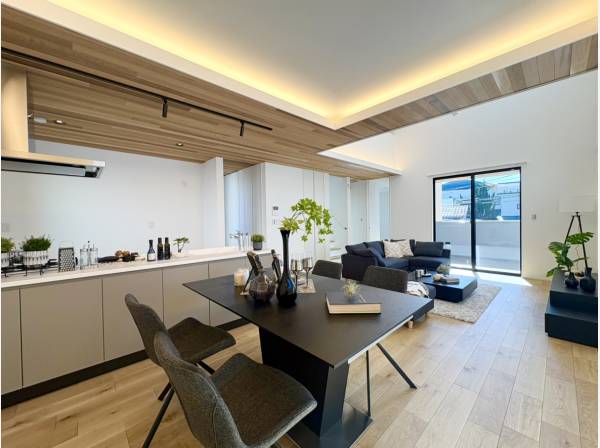 ダイニングは折り上げ天井にダウンライトを採用しておりお洒落な雰囲気に。