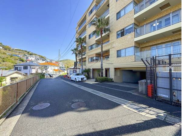 リゾート感のあるマンションエントランス。

