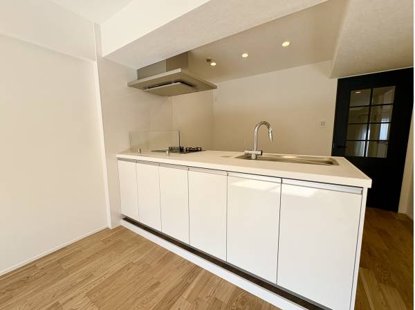 キッチン前面には嬉しい収納付き！