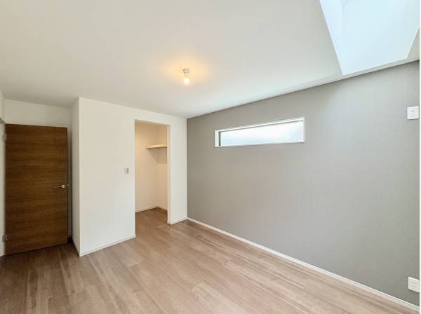 ウォークインクローゼット付きの洋室