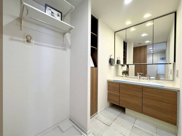 広々とした洗面化粧台と豊富な収納スペース