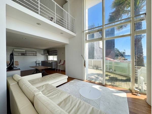 昼は自然光を纏い夜は星空が広がる贅沢空間