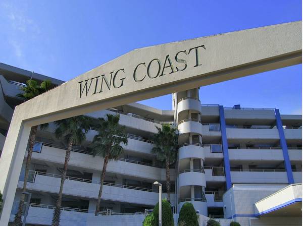 ヤシの木が潮風にたなびく『東急ドエル・アルス逗子ウィングコースト』