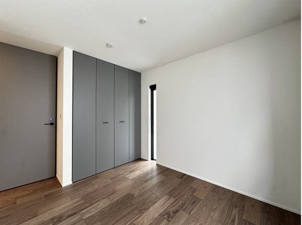 洋室　グレーの建具がおしゃれですね！